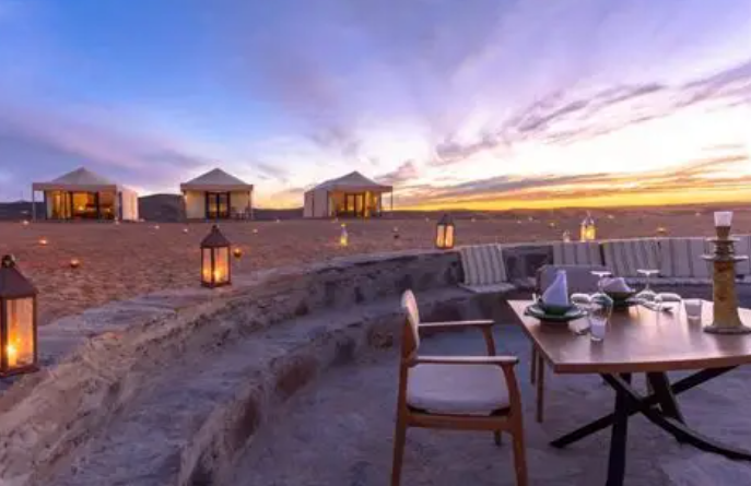 Dîner privé au coucher du soleil dans le camp du désert d'Agafay
