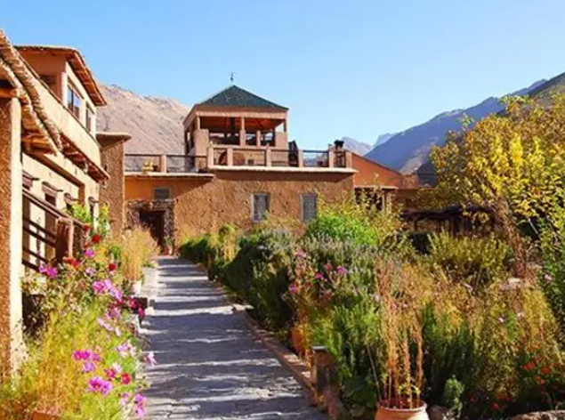 Village de montagne accroché au flanc du Haut Atlas près d'Imlil