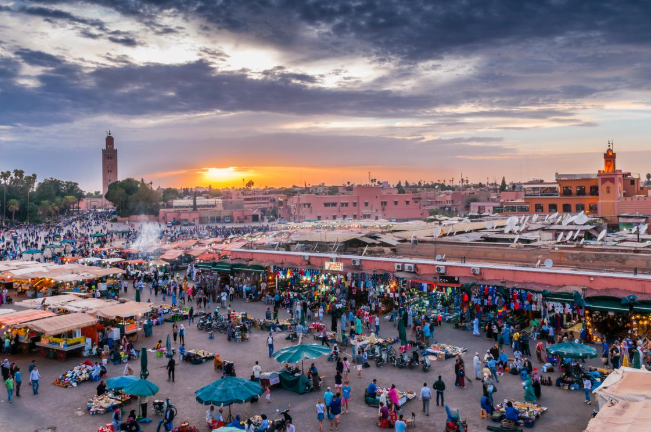 Place Jemaa el-Fna à Marrakech au coucher du soleil