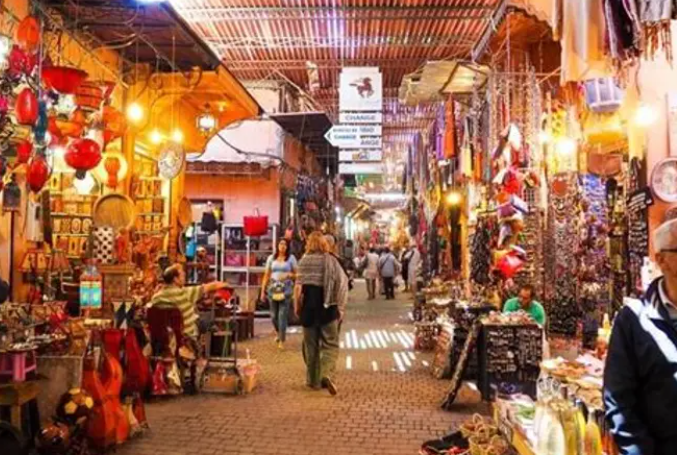 Ruelle animée de la médina de Marrakech